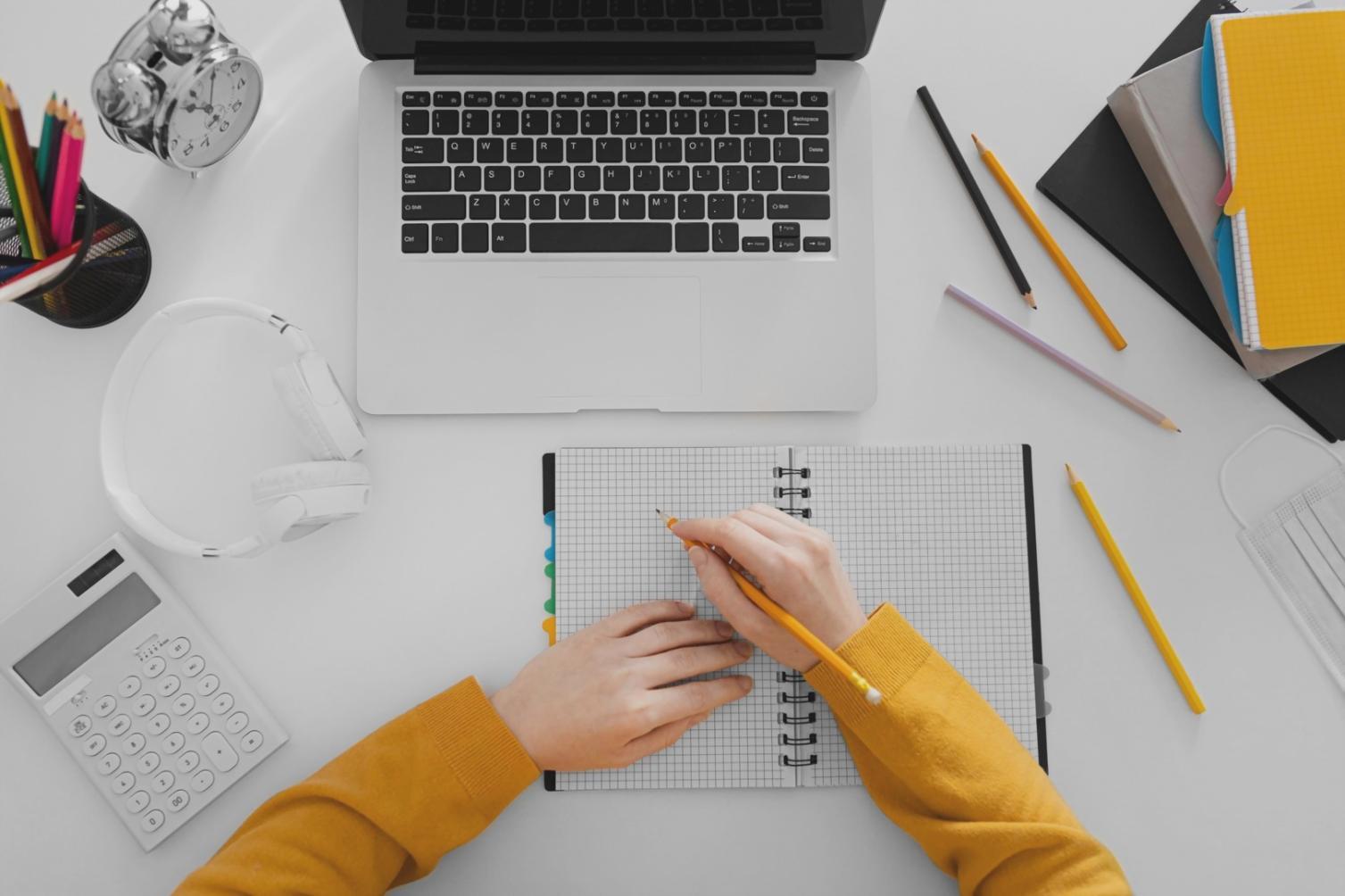 Estudiante revisando documentación financiera durante sesión de aprendizaje