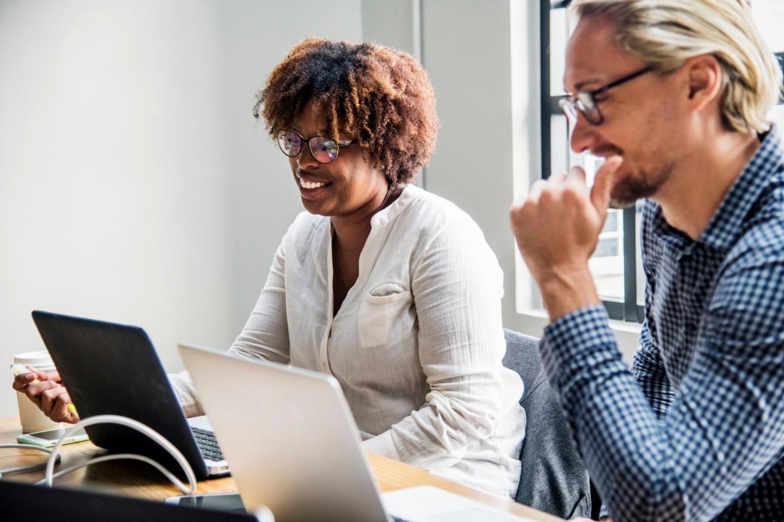 Equipo de sylarethos trabajando en formación financiera colaborativa
